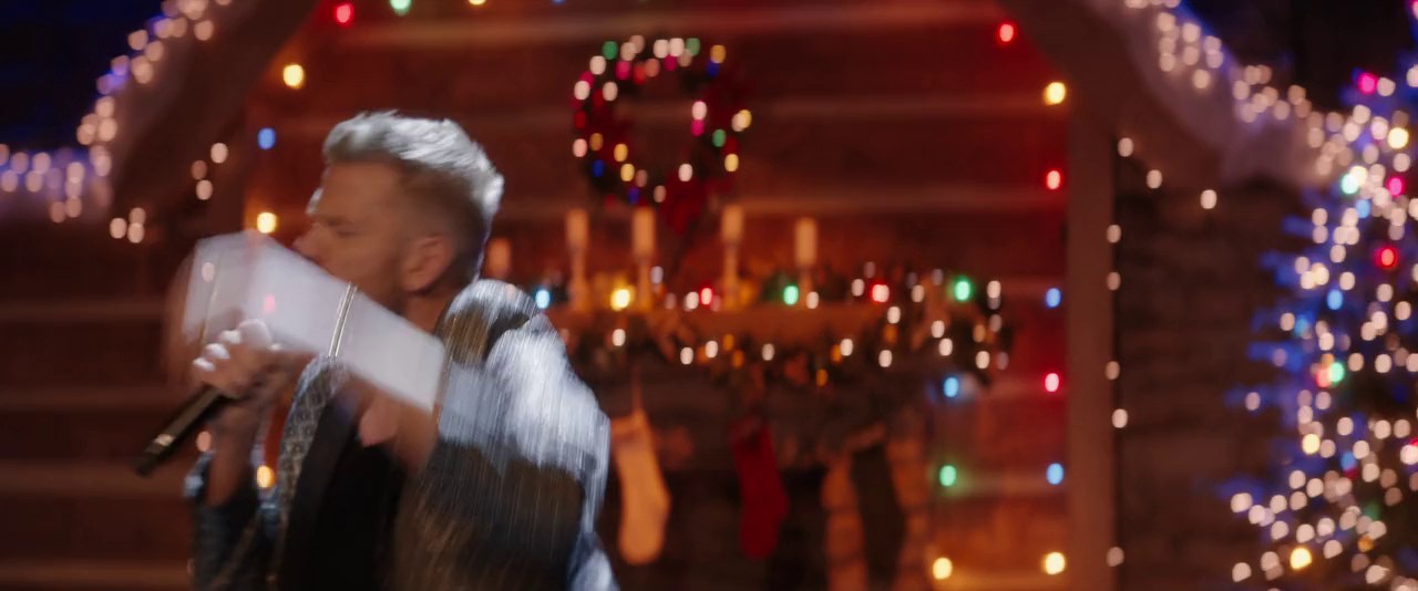 Meet Me Next Christmas (2024) NF WEB-DL Hindi + English 720p x264 AVC HE-AAC 2.0 MSub.mkv.0004